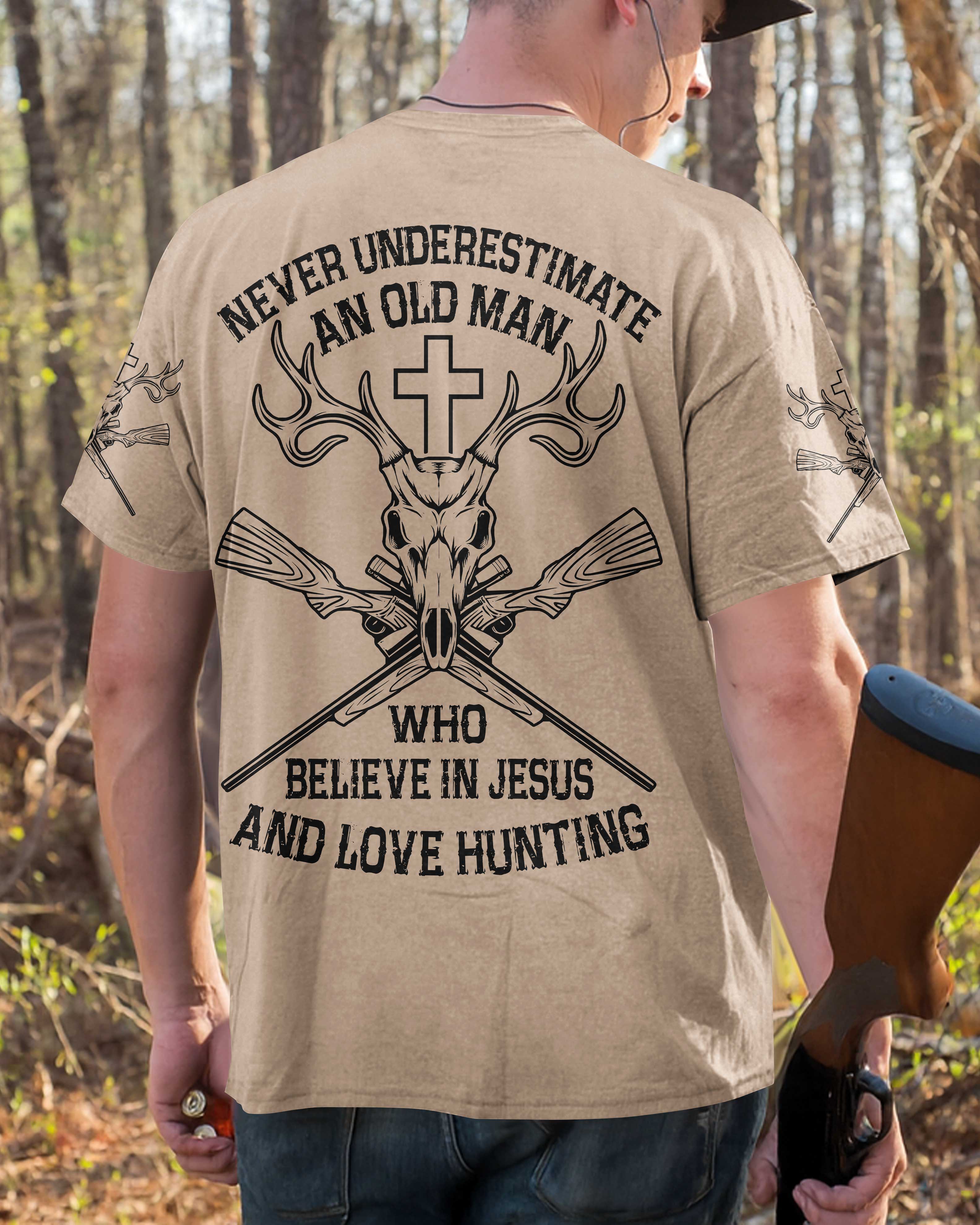 Never Underestimate An Old Man Who Believe In Jesus And Love Hunting T-Shirt